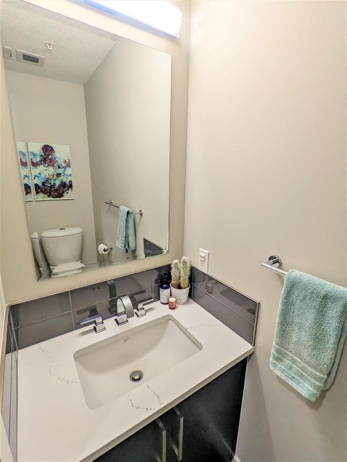 Monki Di Executive Suites - Glas - Luxury Inner City Home 3 Min To Downtown W Private Rooftop Patio Fireplace YYC Eksteriør bilde
