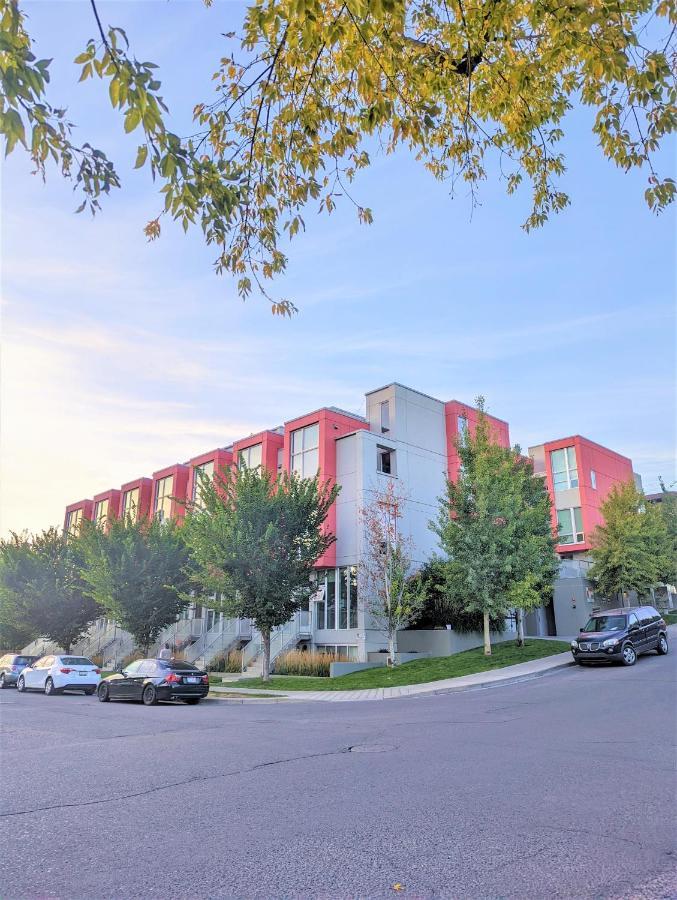 Monki Di Executive Suites - Glas - Luxury Inner City Home 3 Min To Downtown W Private Rooftop Patio Fireplace YYC Eksteriør bilde