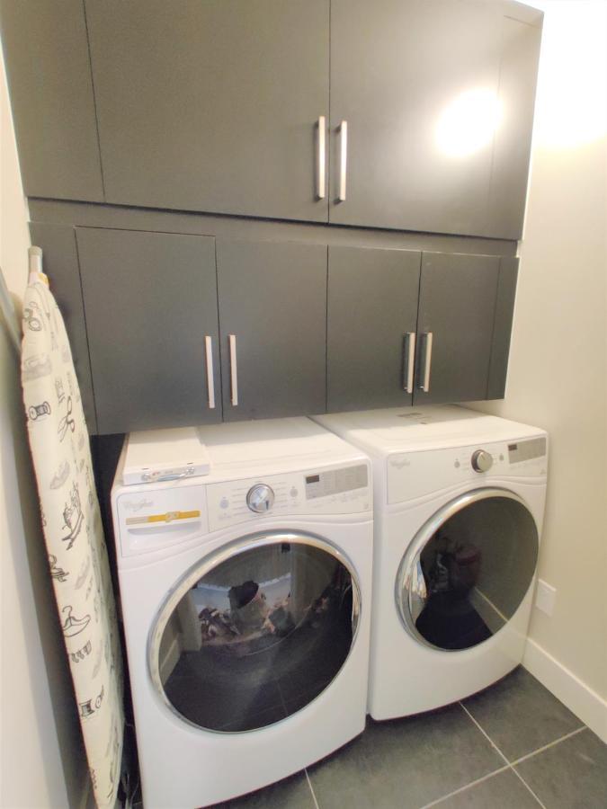 Monki Di Executive Suites - Glas - Luxury Inner City Home 3 Min To Downtown W Private Rooftop Patio Fireplace YYC Eksteriør bilde
